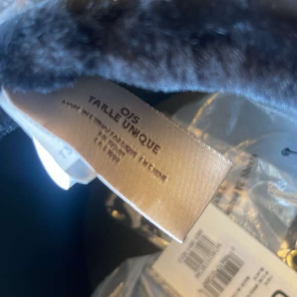 UGG black fur wired earmuffs built in speakers - Picture 8 of 9